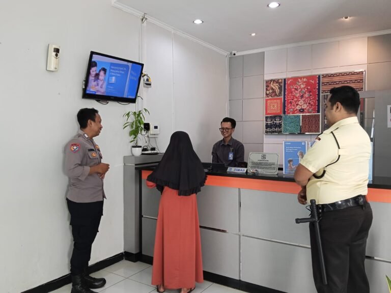 Perkuat Sinergitas, Polsek Sukadana Datangi Petugas Perbankan Beri Imbauan Kamtibmas