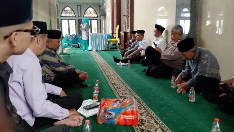 Polsek Kawali Polres Ciamis Hadiri Pengajian Rutin Bulanan di Masjid At Taqwa Kawali