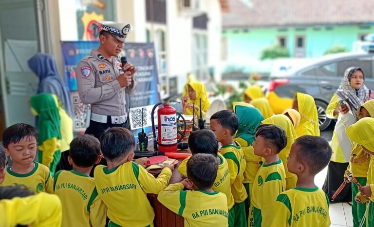 Polsek Banjarsari Kenalkan Profesi Kepolisian kepada Siswa RA PUI Cibadak, Wujudkan Polisi Sahabat Anak
