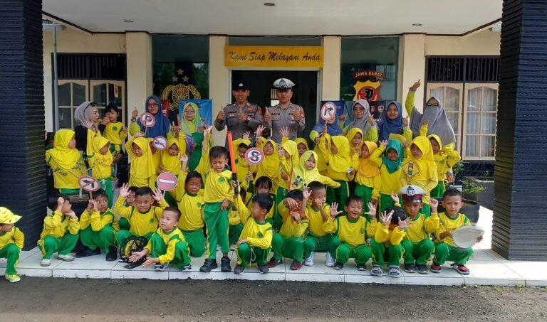 Polsek Banjarsari Kenalkan Profesi Kepolisian kepada Siswa RA PUI Cibadak, Wujudkan Polisi Sahabat Anak