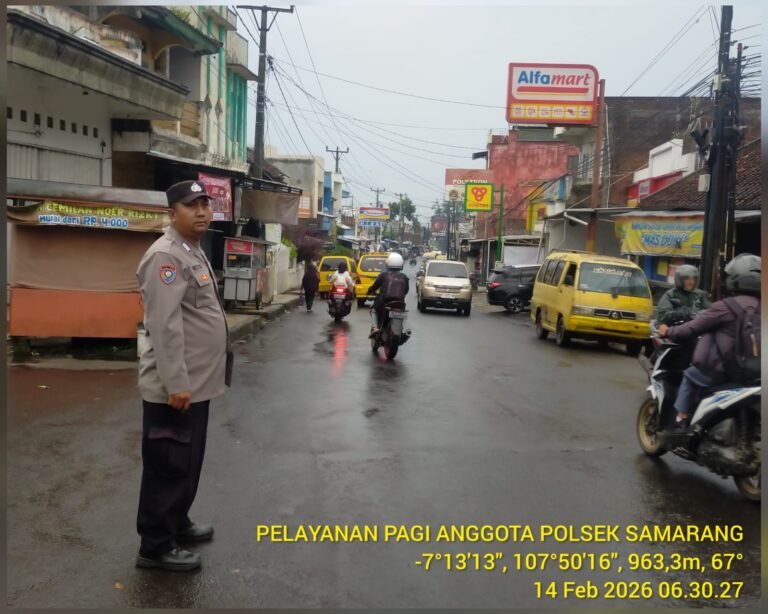 Berikan Rasa Aman, Polsek Samarang Giat Lakukan Pengaturan Lalu Lintas di Pagi Hari