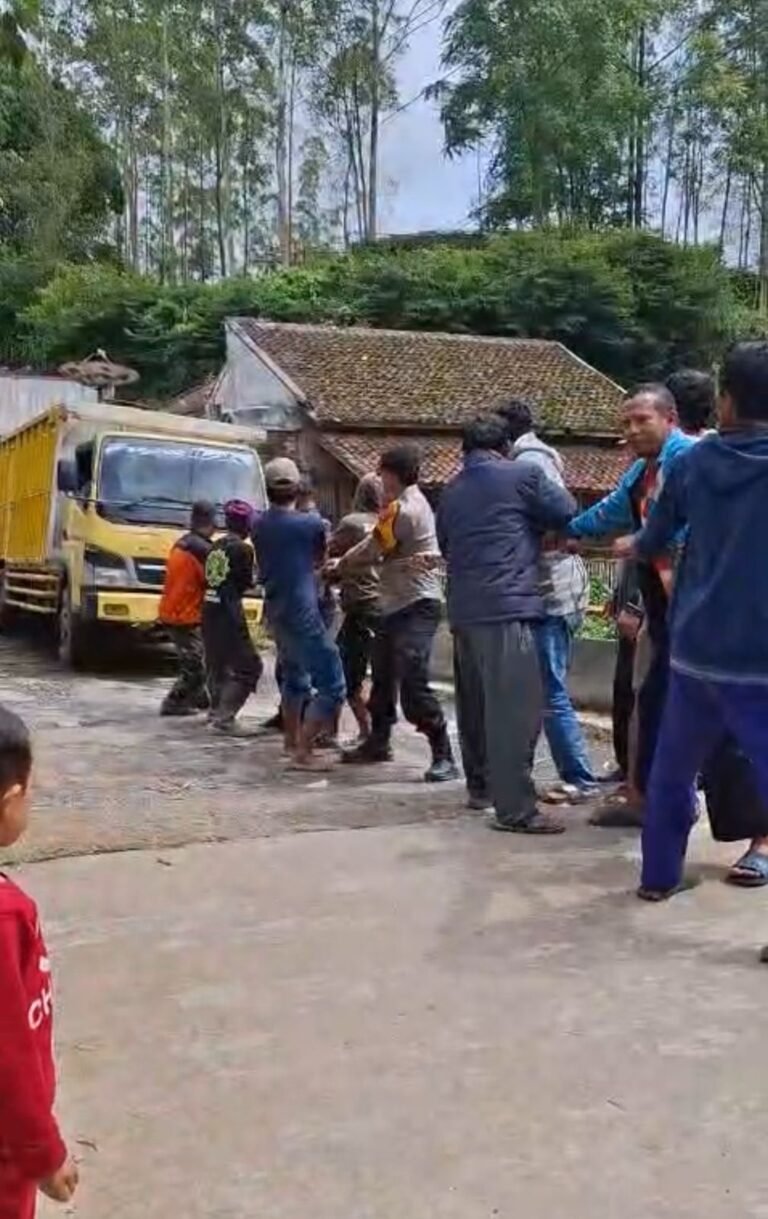 Polsek Cisurupan Bersama Warga Gotong Royong Evakuasi Kendaraan Terdampak Jembatan Putus