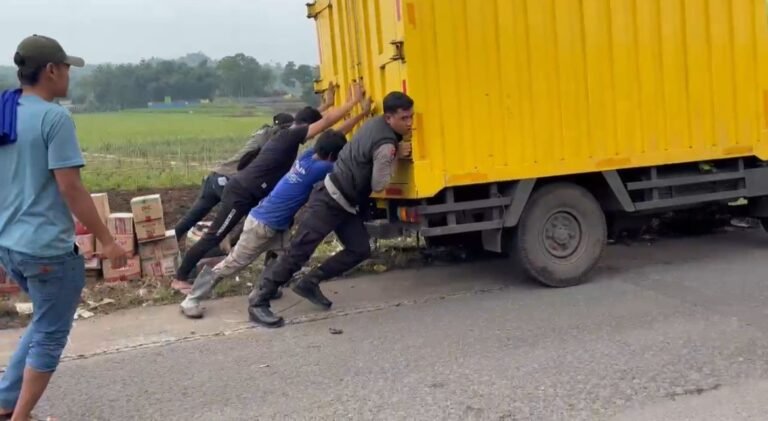 Respons Cepat Polsek Pasirwangi Evakuasi Mobil Box Terperosok Parit