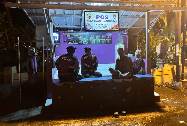 Humanis, Pasukan Roda 4 Polres Ciamis Patroli dan Beri Imbauan ke Warga di Pos Ronda Kebon Jati
