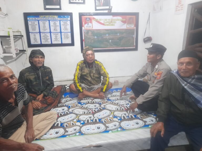 Cipkon Kamtibmas, Polsek Rajadesa Polres Ciamis Datangi Warga Saat Beraktifitas di Malam Hari