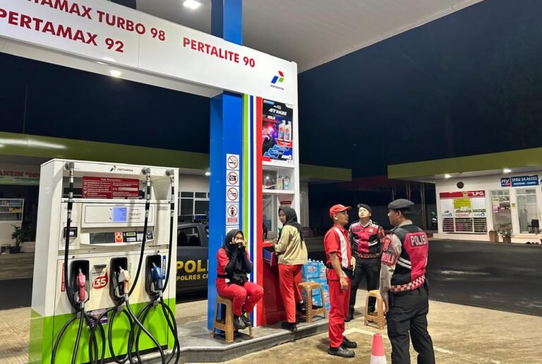 Humanis, Pasukan Patroli Roda 4 Polres Ciamis Datangi Obvit SPBU Benteng