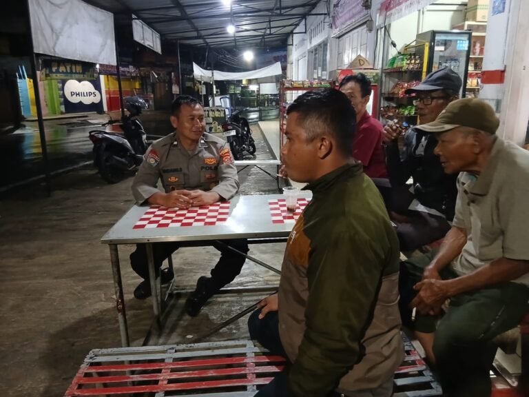 Cipkon Kamtibmas, Polsek Panumbangan Polres Ciamis Datangi Warga Saat Beraktifitas di Malam Hari