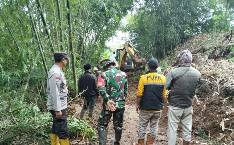Longsor Putus Akses Dua Desa di Sukaresmi, Polsek Cisurupan dan Warga Bergerak Cepat Lakukan Penanganan
