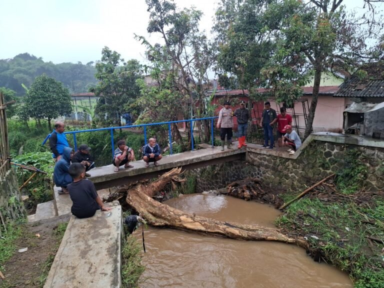 Bencana Hidrometeorologi Terjang Pasirwangi, Aparat Gabungan Sigap Evakuasi dan Bersihkan Akses Warga