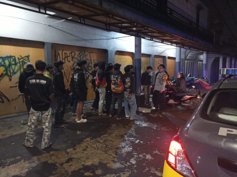 Berikan Rasa Aman, Personel Polsek Kawali Polres Ciamis Patroli Dialogis di Malam Hari