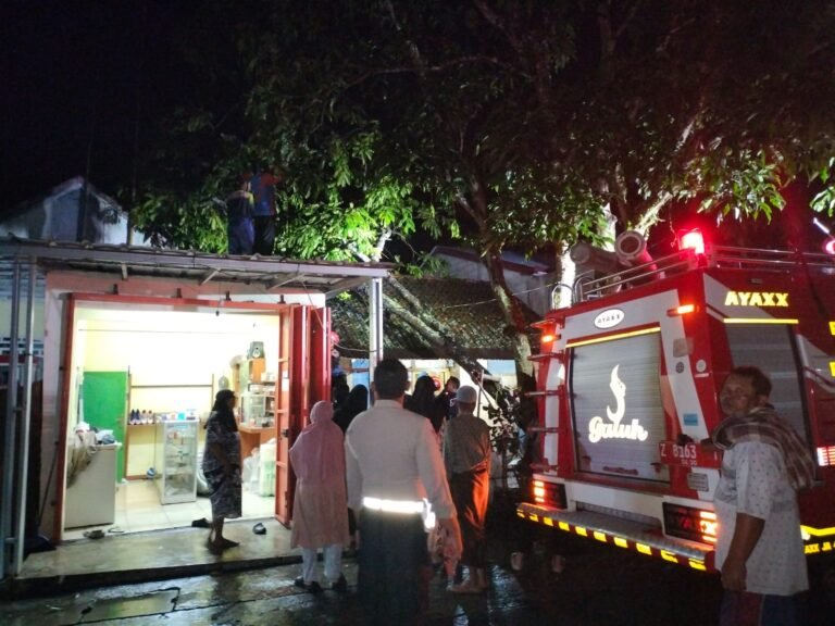 Polri Siaga Bencana, Polsek Banjarsari Polres Ciamis Datangi TKP Bencana Pohon Tumbang di Cibadak