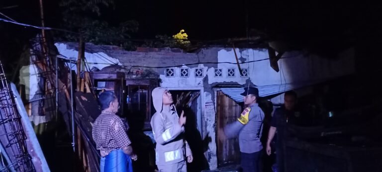 Diduga Lapuk, Polsek Banjarsari Polres Ciamis Datangi Rumah Ambruk di Desa Ciherang