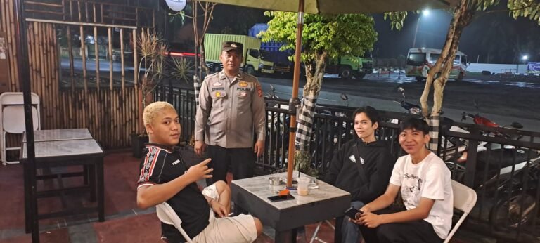 Cipkon Kamtibmas, Polsek Cisaga Polres Ciamis Datangi Warga Saat Beraktifitas di Malam Hari