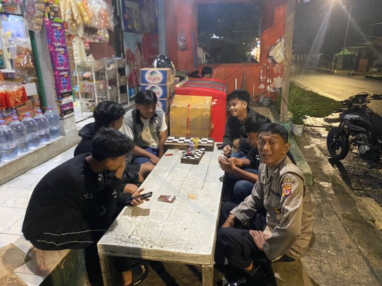 Cipkon Kamtibmas Jelang Ramadan, Polsek Kawali Polres Ciamis Datangi Warga Saat Malam