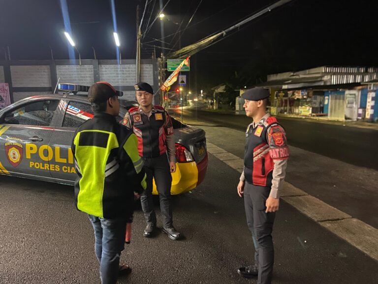 Cipkon Kamtibmas, Sat Samapta Polres Ciamis Turun ke Jalan Datangi Minimarket di Malam Hari