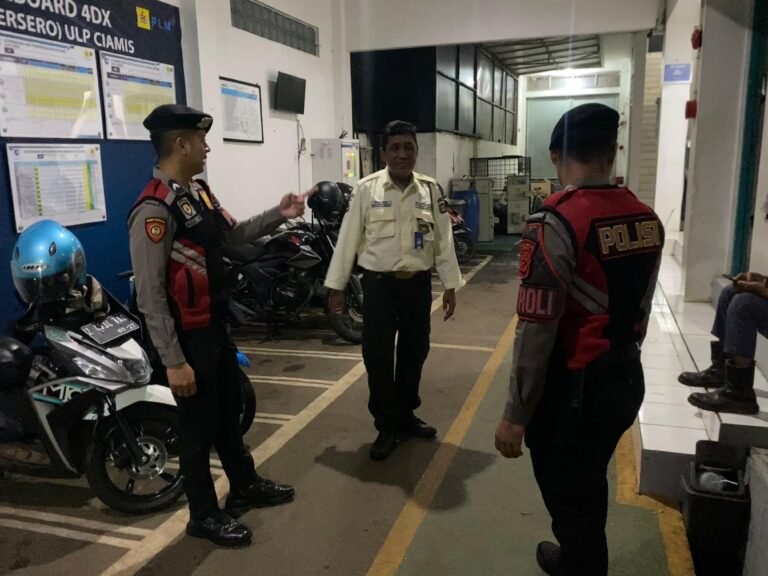Cipkon di Malam Hari, Satuan Samapta Polres Ciamis Patroli Dialogis Sasar Kantor PLN Ciamis