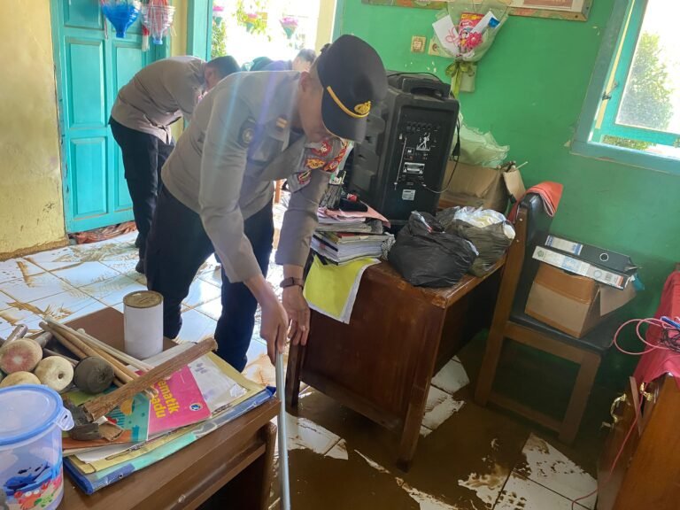 Polres Ciamis Pimpin Gotong Royong dan Dirikan Dapur Umum Pasca Banjir di Pamarican