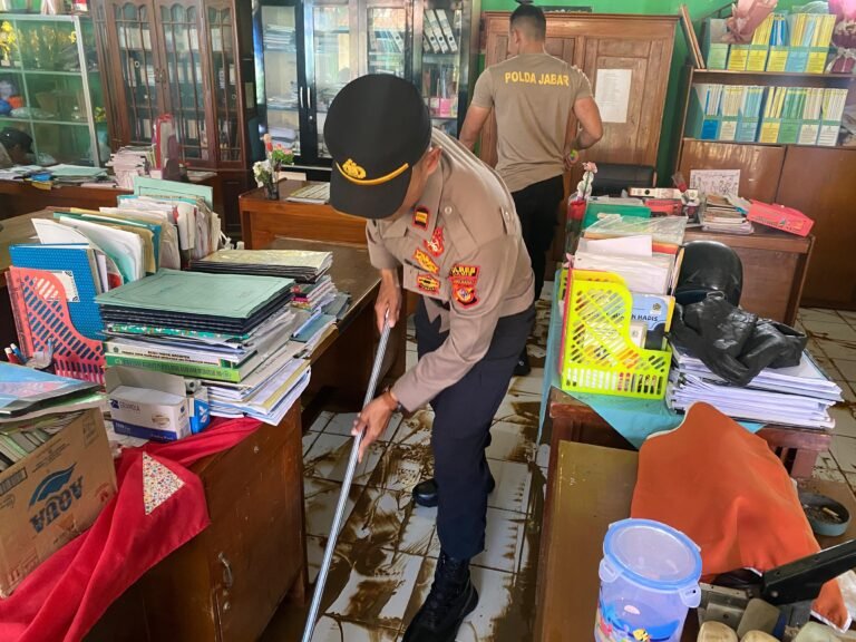 Polres Ciamis Pimpin Gotong Royong dan Dirikan Dapur Umum Pasca Banjir di Pamarican