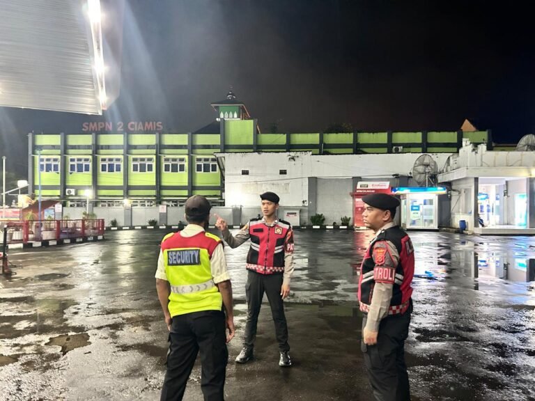 Humanis, Pasukan Patroli Roda 4 Polres Ciamis Datangi SPBU Nagrak Antisipasi Gangguan Kamtibmas