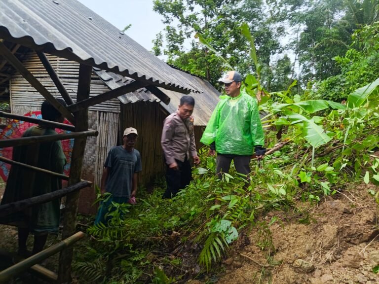 Longsor Hantam Rumah Warga, Polisi Datangi Lokasi Bantu Evakuasi