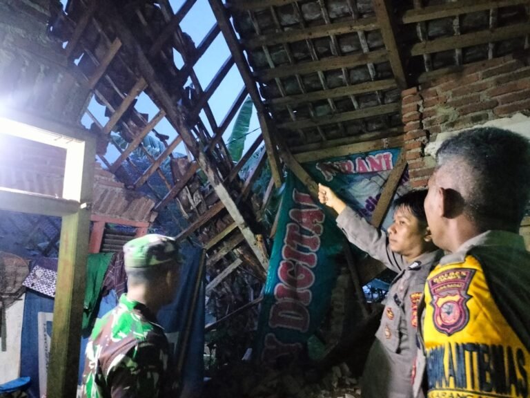 Humanis, Polsek Ciamis Polres Ciamis Datangi TKP Rumah Warga Ambruk Dihantam Hujan Deras