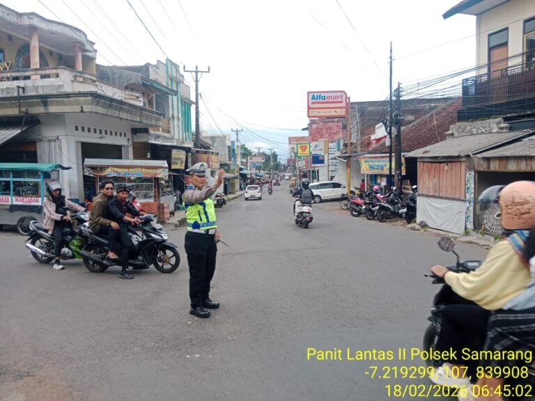 Berikan Rasa Aman, Polsek Samarang, Lakukan Pengaturan Lalu Lintas Di Pagi Hari