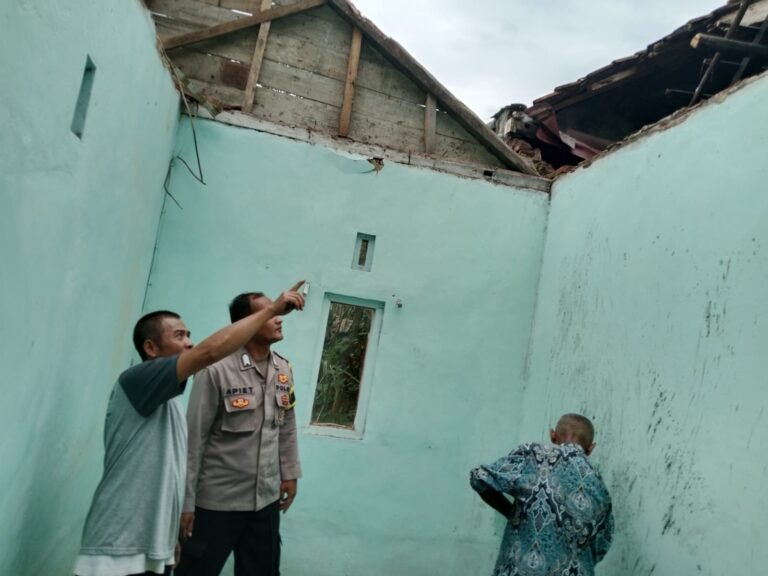 Bhabinkamtibmas Cikoneng Gerak Cepat Tangani Rumah Ambruk di Desa Nasol, Polres Ciamis Pastikan Penanganan dan Bantuan Berjalan Cepat