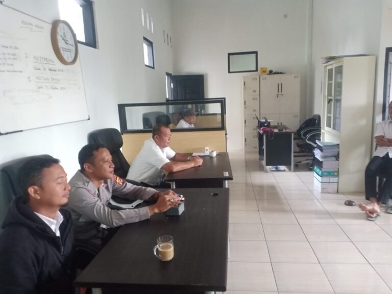 Polsek Cikoneng Perkuat Sambang dan Silaturahmi, Tingkatkan Kesadaran Warga Jaga Kamtibmas