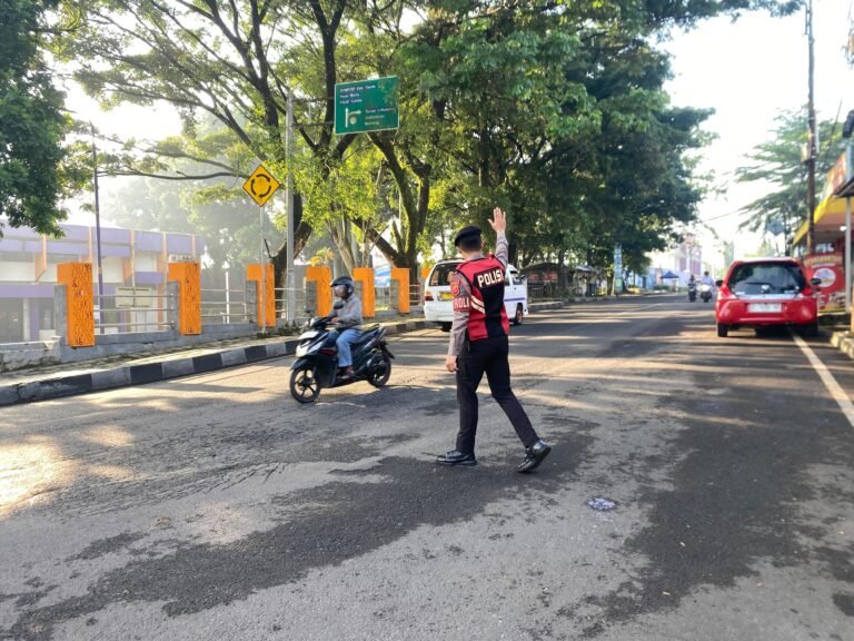 Pelayanan Masyarakat, Samapta Polres Ciamis Bersiaga di Daerah Rawan Kemacetan Saat Pagi