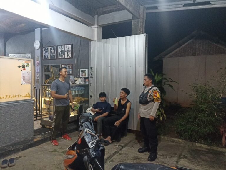 Berikan Rasa Aman, Personel Polsek Kawali Polres Ciamis Patroli Dialogis di Malam Hari