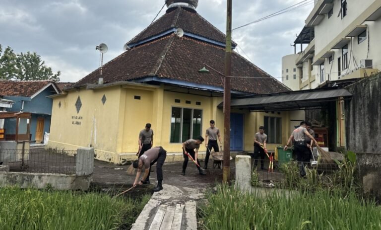 Polres Garut Gelar Gerakan Bersih-Bersih Masjid, Wujudkan Lingkungan Aman dan Sehat