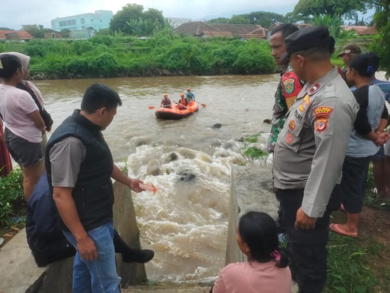 Quick Response Polsek Garut Kota Lakukan Pencarian Bocah Hanyut di Sungai Cimanuk