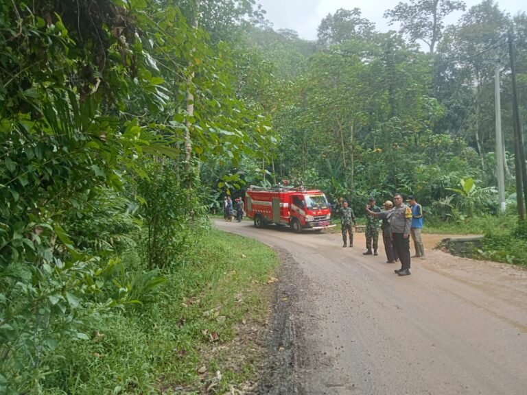 Polsek Cimaragas Turun Langsung Gotong Royong Bersihkan Material Longsor di Desa Raksabaya