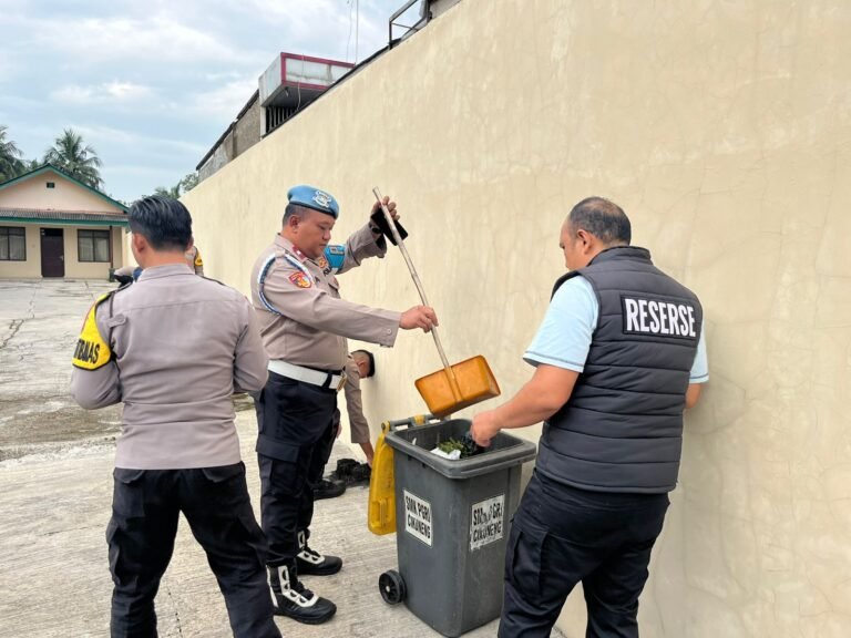 Ciptakan Suasana Asri, Polsek Cikoneng Polres Ciamis Korve Bersihkan Lingkungan Makopolsek