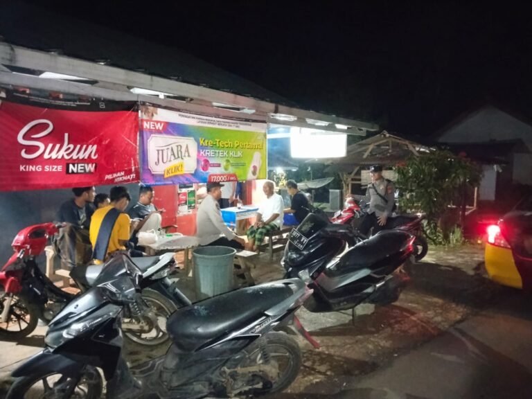 Berikan Rasa Aman, Personel Polsek Kawali Polres Ciamis Patroli Dialogis di Malam Hari