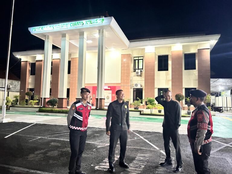 Cipkon Malam Hari, Tiga Anggota Samapta Polres Ciamis Patroli Datangi Pengadilan Negeri Ciamis