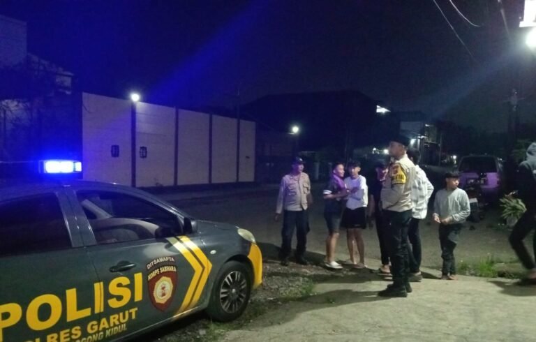 Polsek Tarogong Kidul Patroli Usai Tarawih Antisipasi Perang Petasan dan Perang Sarung