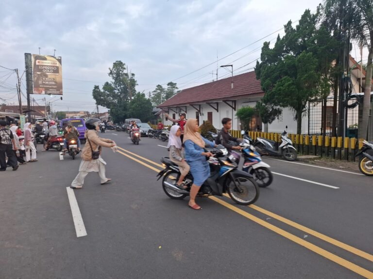 Cipkon Ramadan, Polsek Cijeungjing Polres Ciamis Patroli Saat Ngabuburit di Area Pasar Bojong