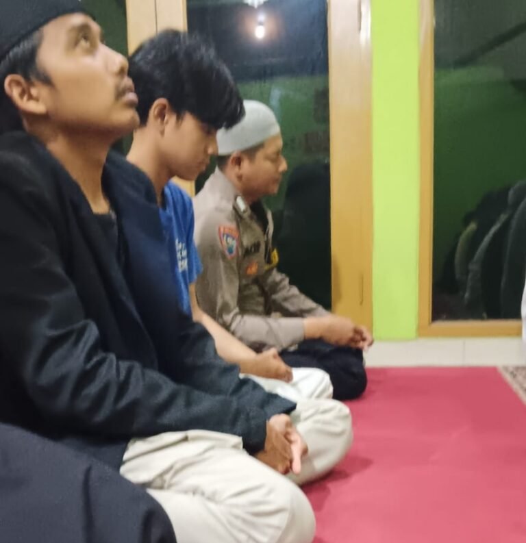 Polsek Samarang Gelar Tarawih Keliling Di Masjid Miftahul Hasanah Sekaligus Berikan Pesan-Pesan Kamtibmas
