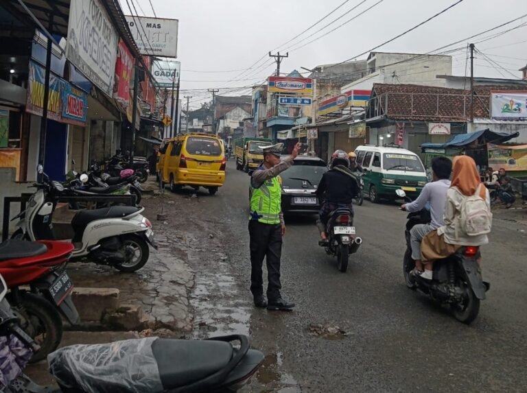 Polsek Samarang Giat Lakukan Pengaturan Lalu Lintas di Pagi Hari