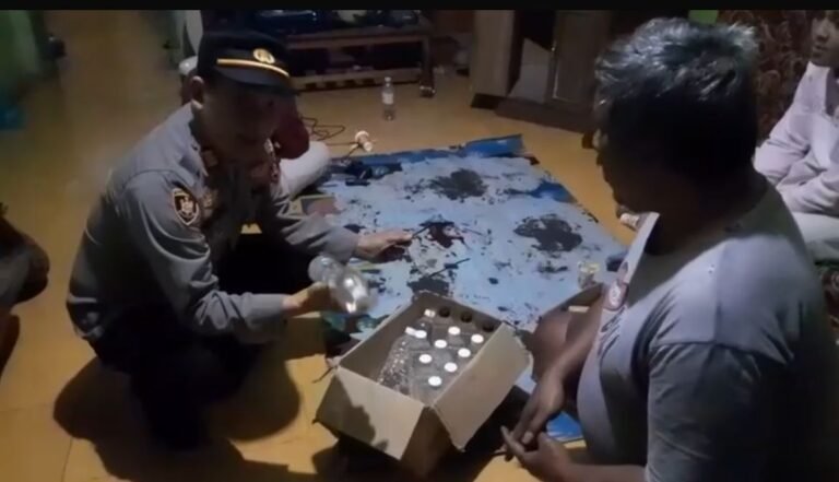 Polsek Wanaraja Amankan 15 Botol Ciu dalam Razia Miras, Komitmen Jaga Kamtibmas Tetap Kondusif
