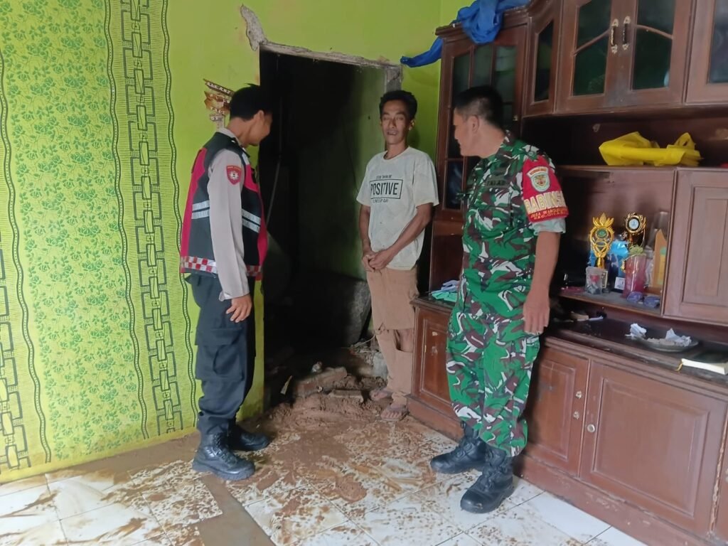 Respons Cepat Polsek Cisaga Tangani Bencana Rumah Jebol di Wangunjaya, Pastikan Warga Mendapat Pendampingan
