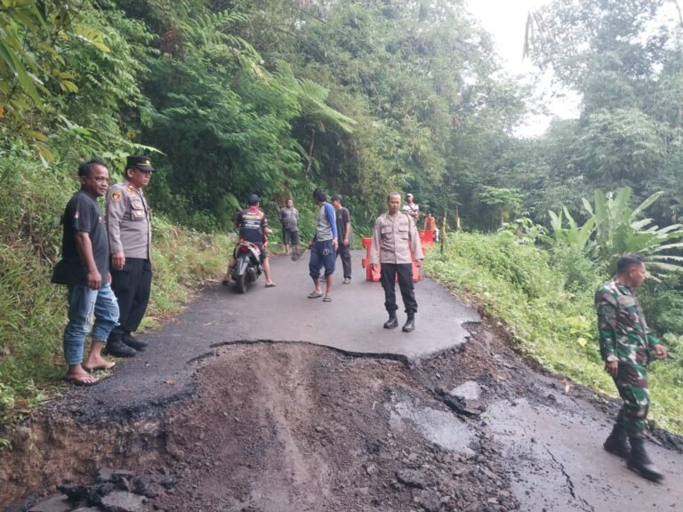 Polsek Cimaragas Sigap Cek Lokasi Jalan Terputus Akibat Pergeseran Tanah, Pastikan Keselamatan Warga