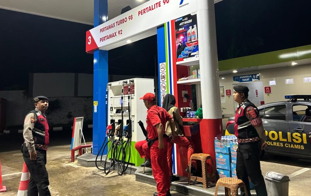 Humanis, Pasukan Patroli Roda 4 Polres Ciamis Datangi Obvit SPBU Benteng