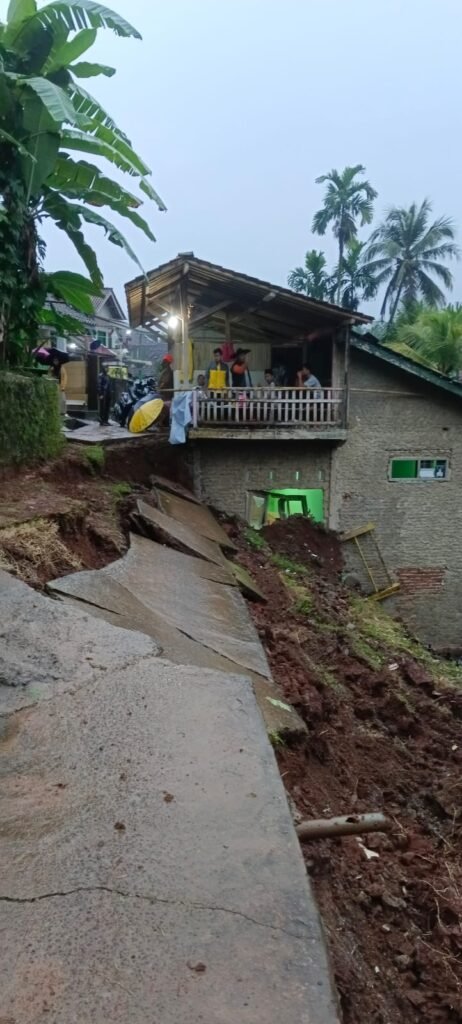 Polisi Datangi Lokasi Bencana Tanah Longsor di Desa Saguling Kecamatan Baregbeg