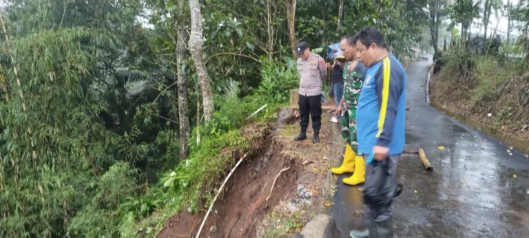Intensitas Hujan Tinggi Buat TPT Jalan Penghubung Longsor, Polisi Datang Amankan TKP