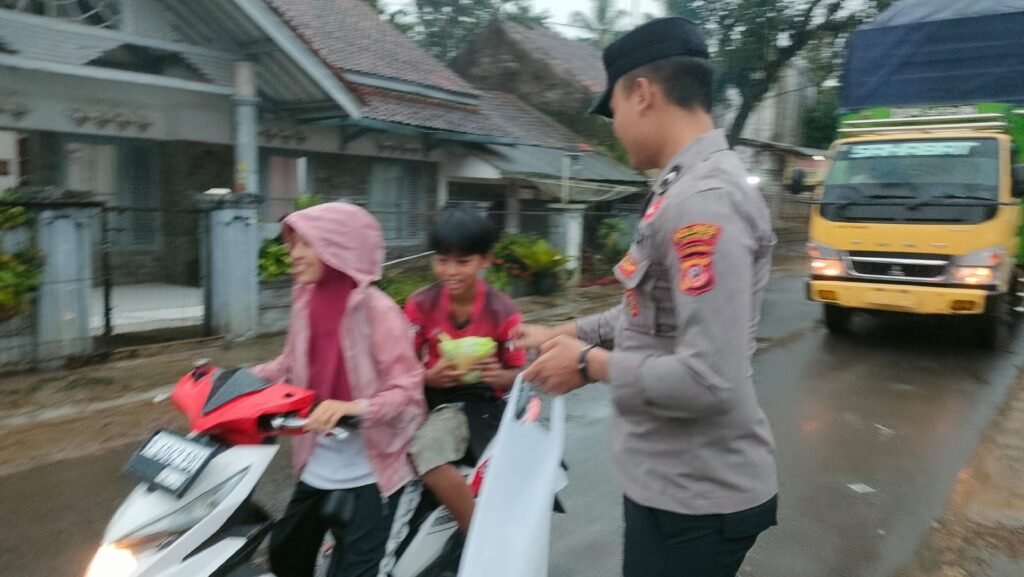 Berbagi Di Bulan Penuh Berkah, Polsek Sukadana Polres Ciamis Bagi-Bagi Takjil ke Pengguna Jalan
