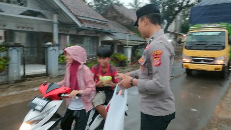 Berbagi Di Bulan Penuh Berkah, Polsek Sukadana Polres Ciamis Bagi-Bagi Takjil ke Pengguna Jalan