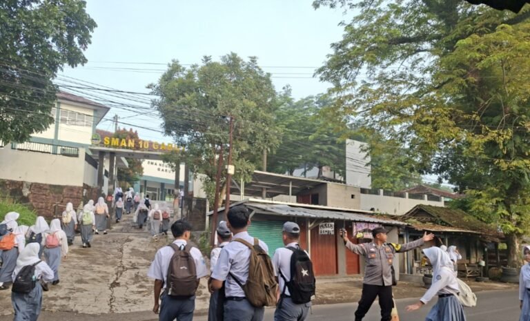 Polsek Leuwigoong Siaga Pagi, Pastikan Arus Lalu Lintas Lancar dan Aman di Jam Rawan
