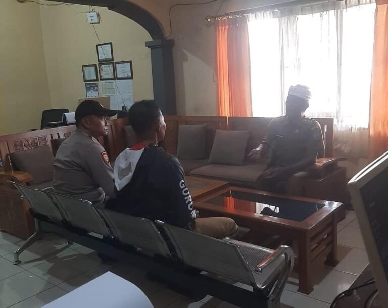 Polsek Cikoneng Perkuat Kamtibmas Lewat Sambang Desa Gunungcupu, Warga Diajak Waspada Selama Ramadhan